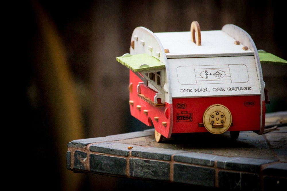 Paintable Camper Bird House playset you can snap together and use! Bring back the love of travel and camping with a miniature model trailer