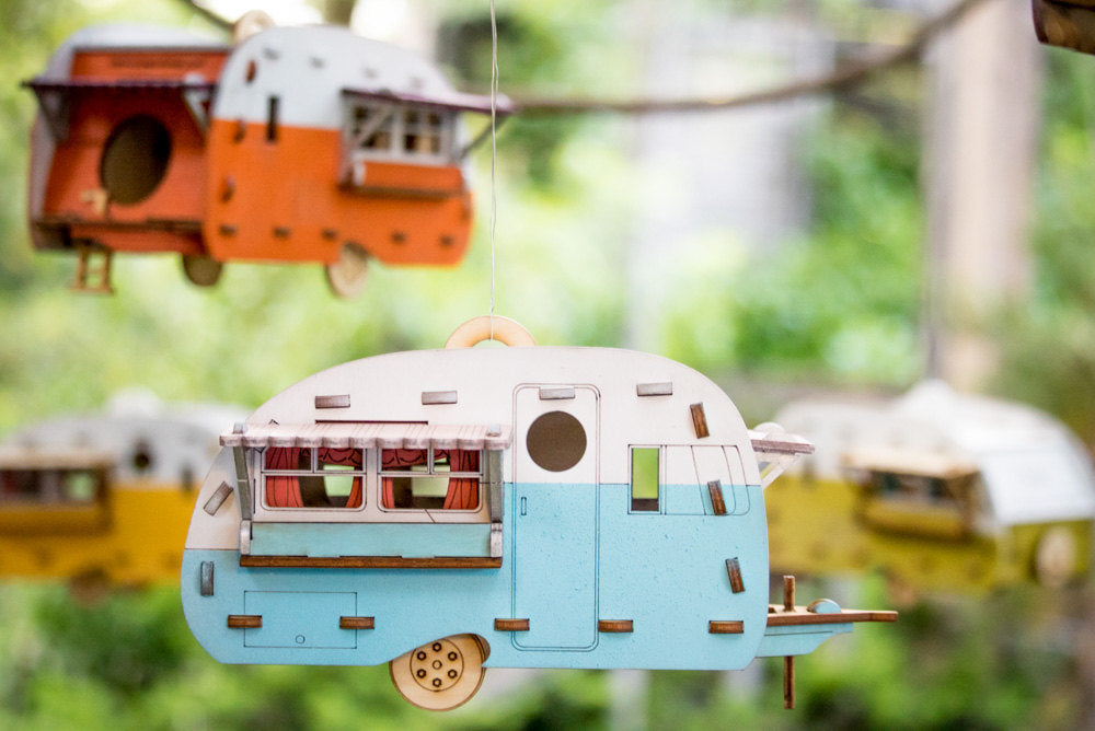 Paintable Camper Bird House playset you can snap together and use! Bring back the love of travel and camping with a miniature model trailer